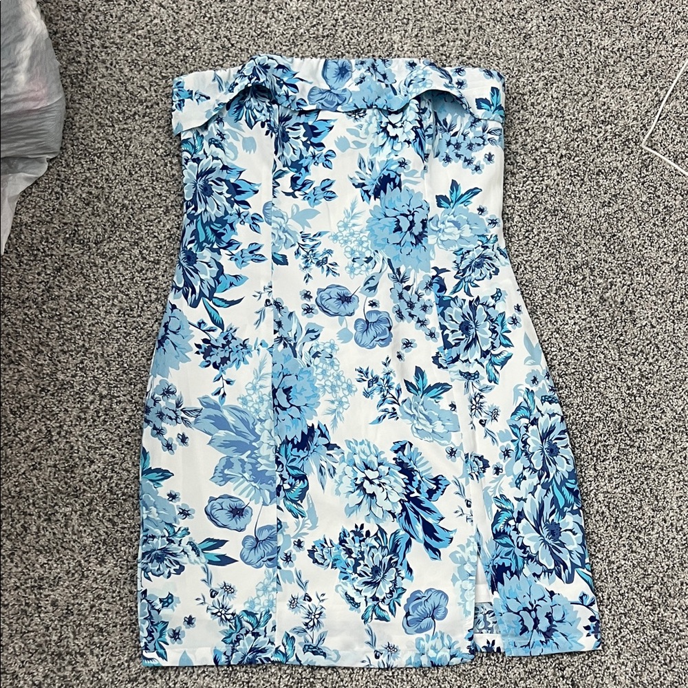 Chic Strapless Floral Dress in Blue and White
